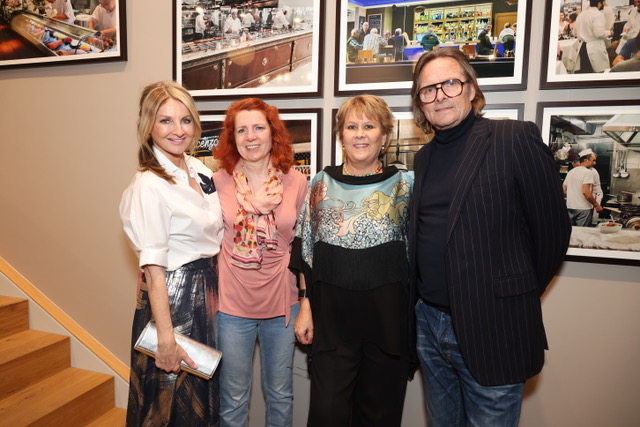 Moderatorinnen Frauke Ludowig und Monica Lierhaus Galeristin_Livia Lisboa Kuenstler Kai Roeffen Copyright: Livia Lisboa / Wallocha