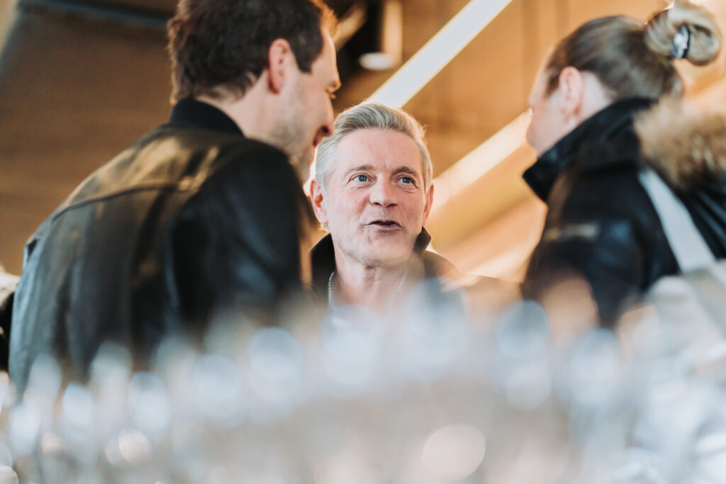 Employer Branding stärken: Warum der Blick hinter die Kulissen überzeugt 3 Employer Branding trifft Film: Wie Unternehmen durch emotionale Erlebnisse und exklusive Filmprojekte Talente gewinnen und binden.
Ein Blick hinter die Kulissen zeigt: Kreative Kooperationen mit der Filmbranche machen Arbeitgebermarken sichtbar, authentisch und begehrenswert – ob bei Dreharbeiten, auf Filmfestivals oder direkt am Set.