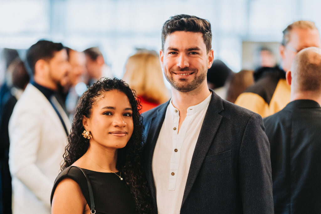 Employer Branding stärken: Warum der Blick hinter die Kulissen überzeugt 4 Employer Branding trifft Film: Wie Unternehmen durch emotionale Erlebnisse und exklusive Filmprojekte Talente gewinnen und binden.
Ein Blick hinter die Kulissen zeigt: Kreative Kooperationen mit der Filmbranche machen Arbeitgebermarken sichtbar, authentisch und begehrenswert – ob bei Dreharbeiten, auf Filmfestivals oder direkt am Set.