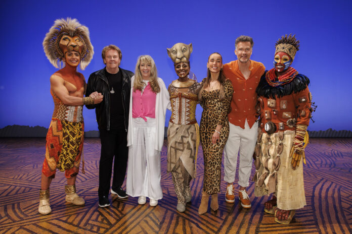 Familie Carpendale feiert den „Circle of Life“ bei Disneys DER KÖNIG DER LÖWEN Credit: Stage Entertainment