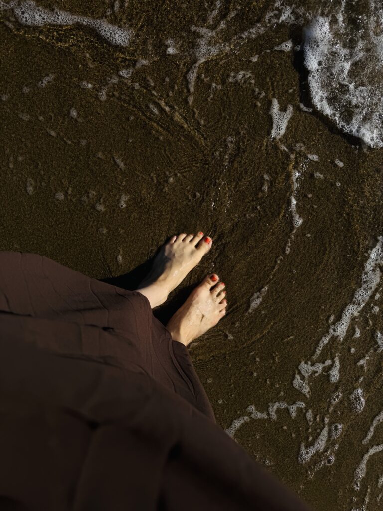 Foto des Tages: Nervensystemregulation durch barfuß laufen am Meer 1 IMG 0267 Janes Magazin