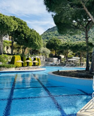Foto des Tages: Traumhafte Außenanlage im Aria Claros mit Bergen im Rücken und Blick aufs Meer