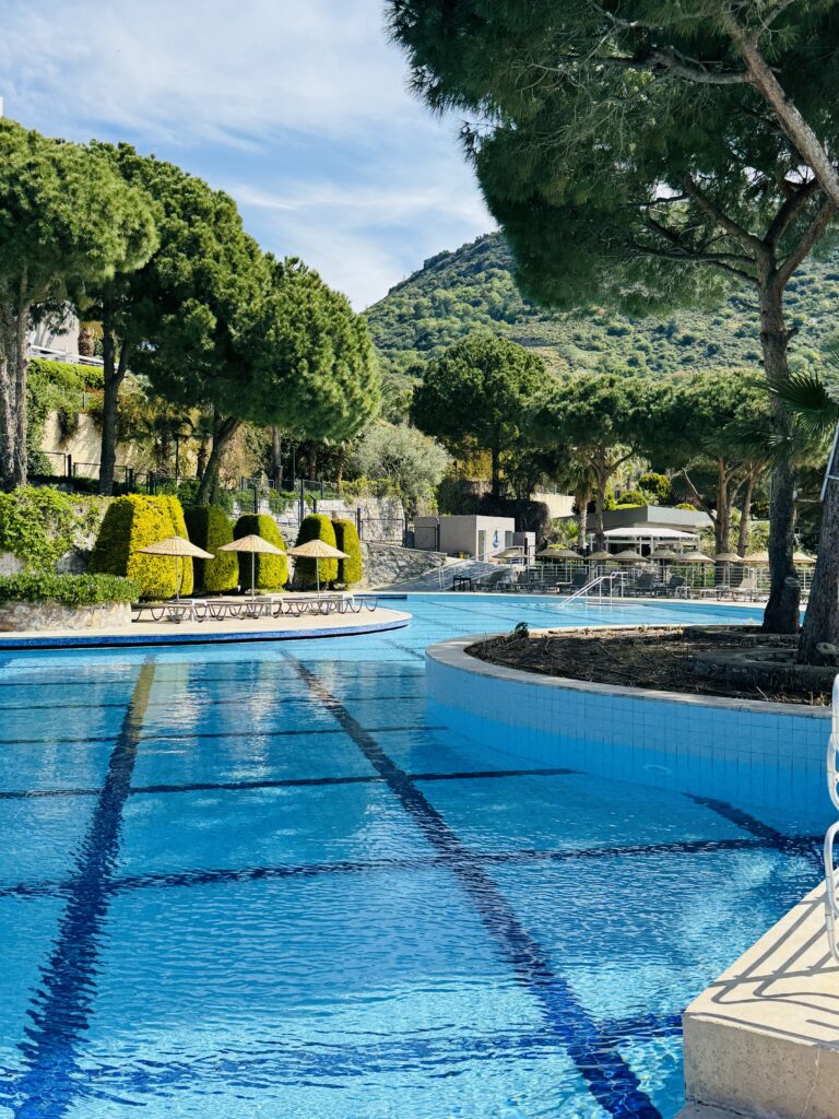 Foto des Tages: Traumhafte Außenanlage im Aria Claros mit Bergen im Rücken und Blick aufs Meer 1 IMG 0452 Janes Magazin