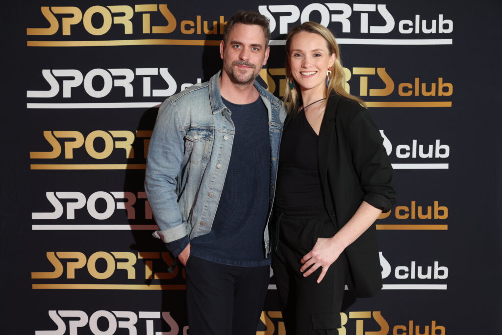 Sports Club eröffnet neues Premium-Fitnessstudio in Hamburgs Westfield Überseequartier mit Pop-Ikone Jasmin Wagner 4 Schauspieler_Marc_Barthel_Anna_Hofbauer