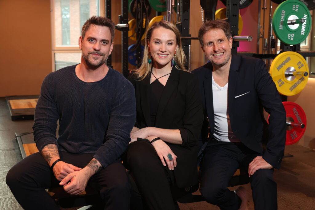 Sports Club eröffnet neues Premium-Fitnessstudio in Hamburgs Westfield Überseequartier mit Pop-Ikone Jasmin Wagner 3 Schauspieler_Paar_Marc_Barthel_Anna_Hofbauer_Alexander_Sosa_GF_Sports_Club