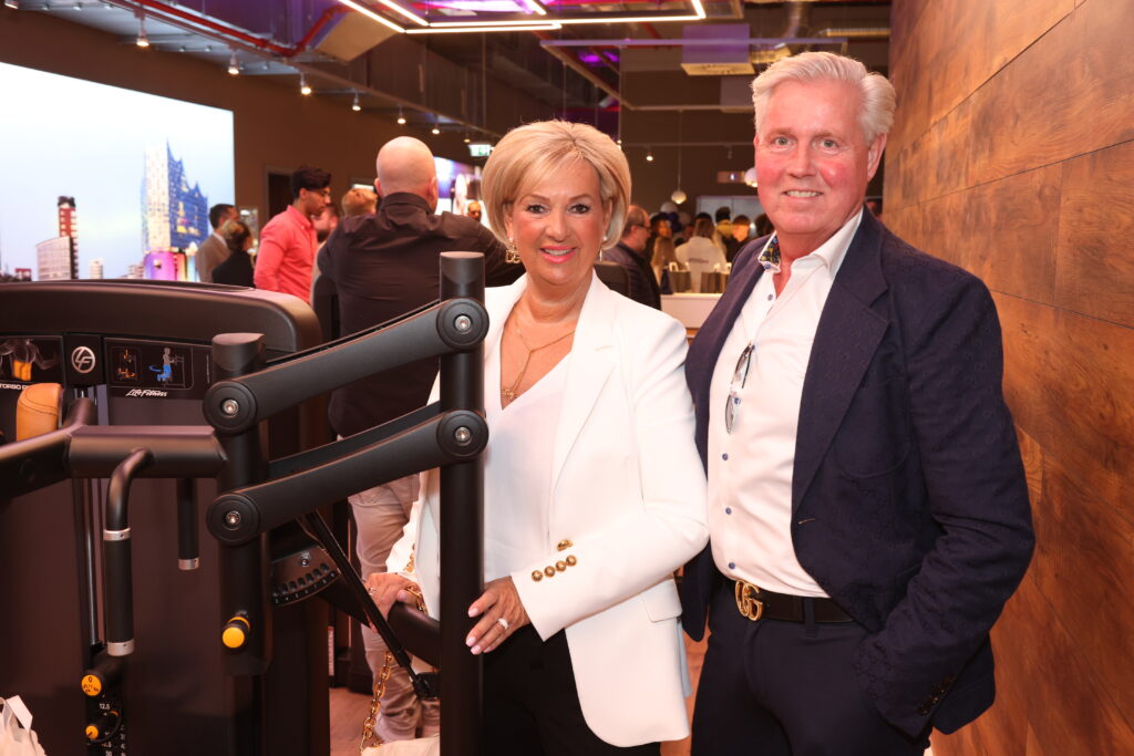 Sports Club eröffnet neues Premium-Fitnessstudio in Hamburgs Westfield Überseequartier mit Pop-Ikone Jasmin Wagner 5 Unternehmerpaar_Petra_und_Joerg_Hilker