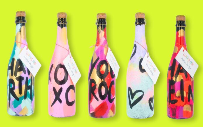 Kunst trifft Korken: Handbemalte Rieslingsekt-Flaschen im KIOSK KNALLPINK