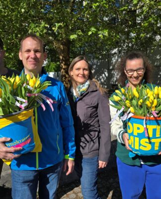 Gelbe Tulpen und klare Botschaften: FDP Haar sorgt am Muttertag für Freude und Nachdenklichkeit