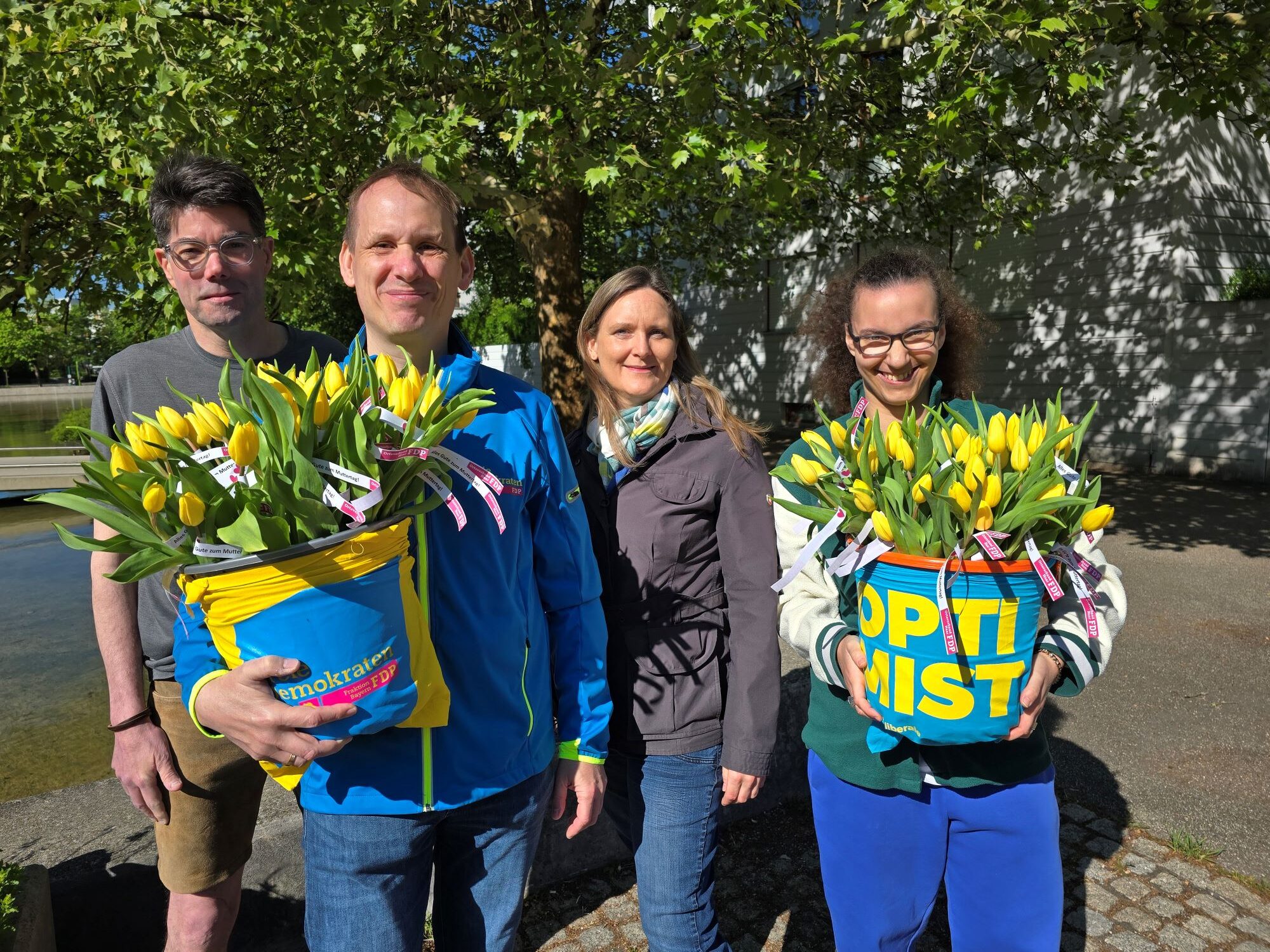 Gelbe Tulpen und klare Botschaften: FDP Haar sorgt am Muttertag für Freude und Nachdenklichkeit Auch in diesem Jahr verschenkte die FDP an die Mütter in Haar zum Muttertag gelbe Tulpen und sensibilisierte zum Thema Gewalt gegen Frauen. (Foto: FDP Haar)