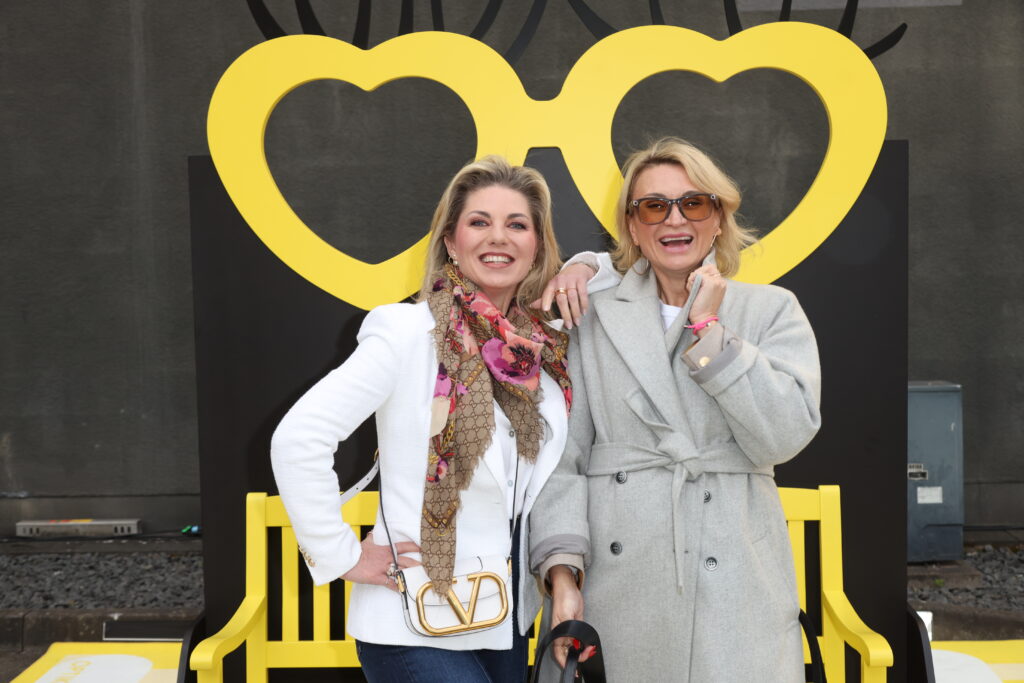 „Frame the Future“: Starauflauf beim Smart Glasses-Event von Optiker Bode in Hamburg 5 Christine Deck und Ella Deck mit Ray Ben Meta