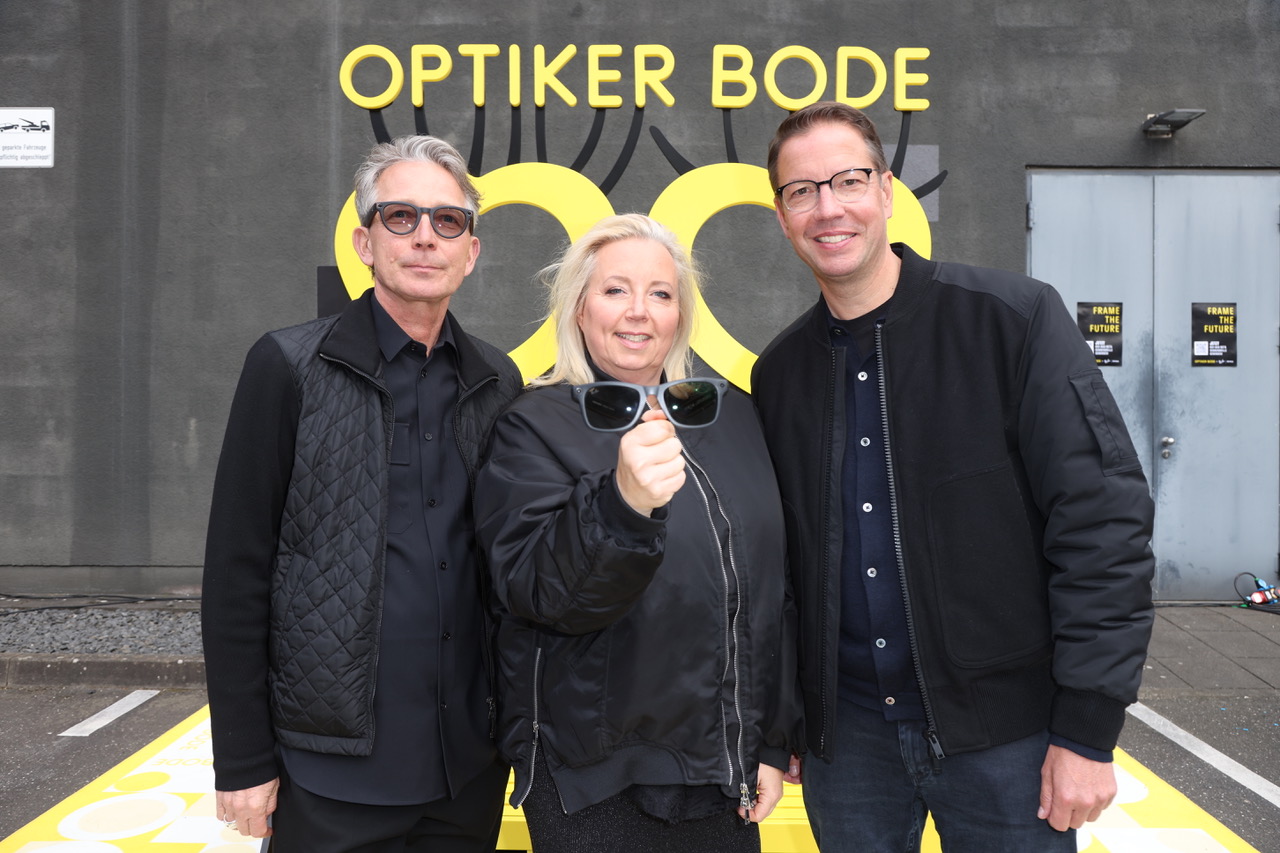 „Frame the Future“: Starauflauf beim Smart Glasses-Event von Optiker Bode in Hamburg Frank Walenda, EssilorLuxottica, Sybille und_Carsten Bode GF Optiker Bode Copyright: Optiker Bode / Wallocha