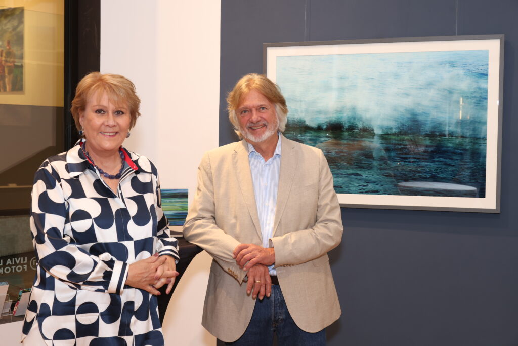 „Dem Meere zu Ehren“: Eine Nacht der Kunst, der Gefühle – und der Hoffnung 5 Galeristin_Livia_Lisboa_Polarforscher_Arved_Fuchs