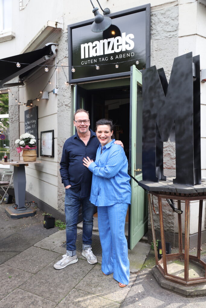 NEUE GANZTAGSBAR „MANZELS – GUTEN TAG & ABEND“: EPPENDORF HAT EINEN NEUEN LIEBLINGSORT 5 Gastgeber_Jens_Désirée_Manzel