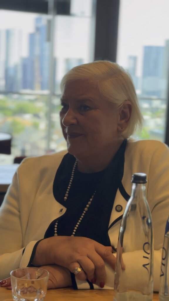 GNTM-Finalistin Nicole Reitbauer neu in der Jury für das Model-Casting der ELORA Fashion Show im MELIÁ Frankfurt City 5 Ein ganz besonderer Moment des Abends: TV- und Podcast-Star Meike Buschening Kaffenberger wird zum ersten Mal selbst auf dem Laufsteg stehen.