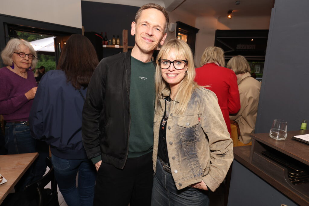 NEUE GANZTAGSBAR „MANZELS – GUTEN TAG & ABEND“: EPPENDORF HAT EINEN NEUEN LIEBLINGSORT 4 Ingo_Bertram_Pressesprecher_Otto_Frederike_J_Gotthart_Marketingleiterin_Optiker_Bode