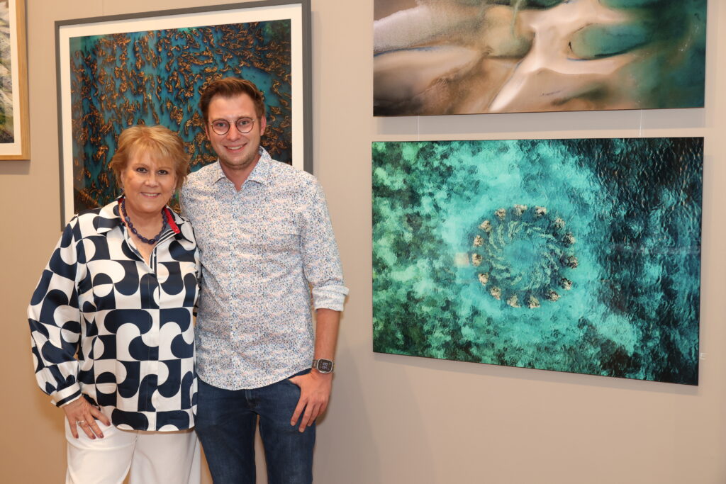 „Dem Meere zu Ehren“: Eine Nacht der Kunst, der Gefühle – und der Hoffnung 1 Livia_Lisboa_Galeristin_Fotokuenstler_Dennis_Daletzki