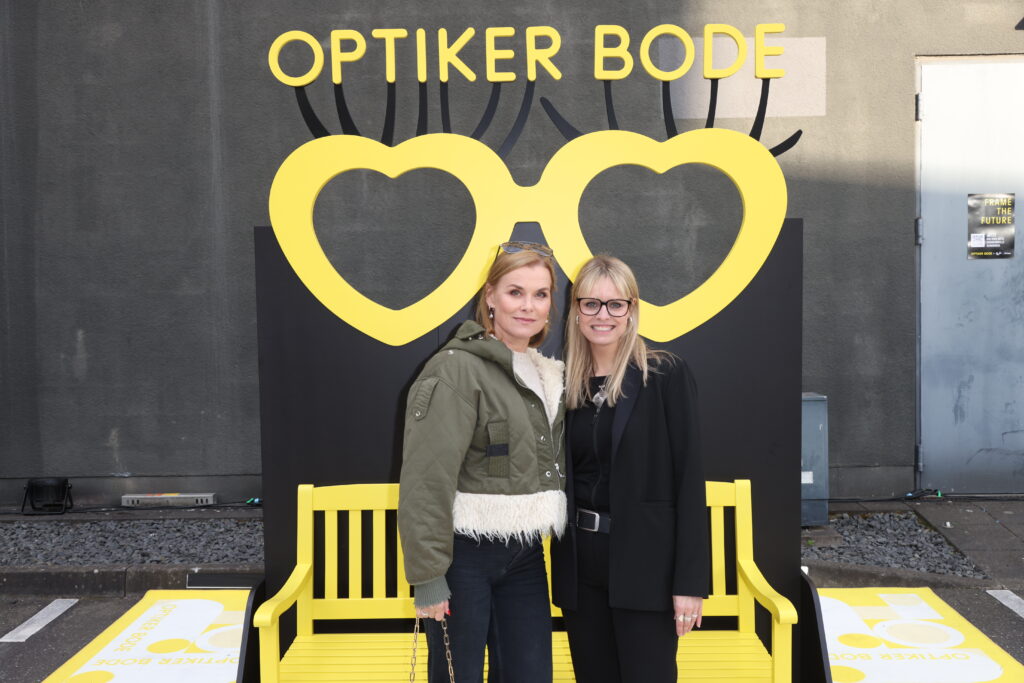 „Frame the Future“: Starauflauf beim Smart Glasses-Event von Optiker Bode in Hamburg 4 Schauspielerin Andrea Luedke_Marketingleiterin Frederike_J._Gotthart Optiker Bode