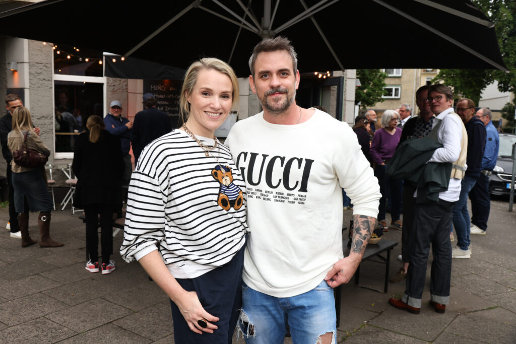 NEUE GANZTAGSBAR „MANZELS – GUTEN TAG & ABEND“: EPPENDORF HAT EINEN NEUEN LIEBLINGSORT 2 Schauspielerpaar_Anna_Hofbauer_und_Marc_Barthel