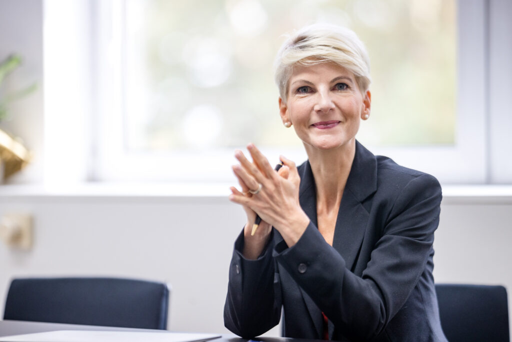 Dr. Johanna Dahm: Die Wahrheit über Unternehmensberatung 1 Entscheidungs-Expertin Dr. Johanna Dahm über: Die Realität der Unternehmensberatung: Zwischen Mythos, Methodik und Karrierechancen Copyright: Pfau