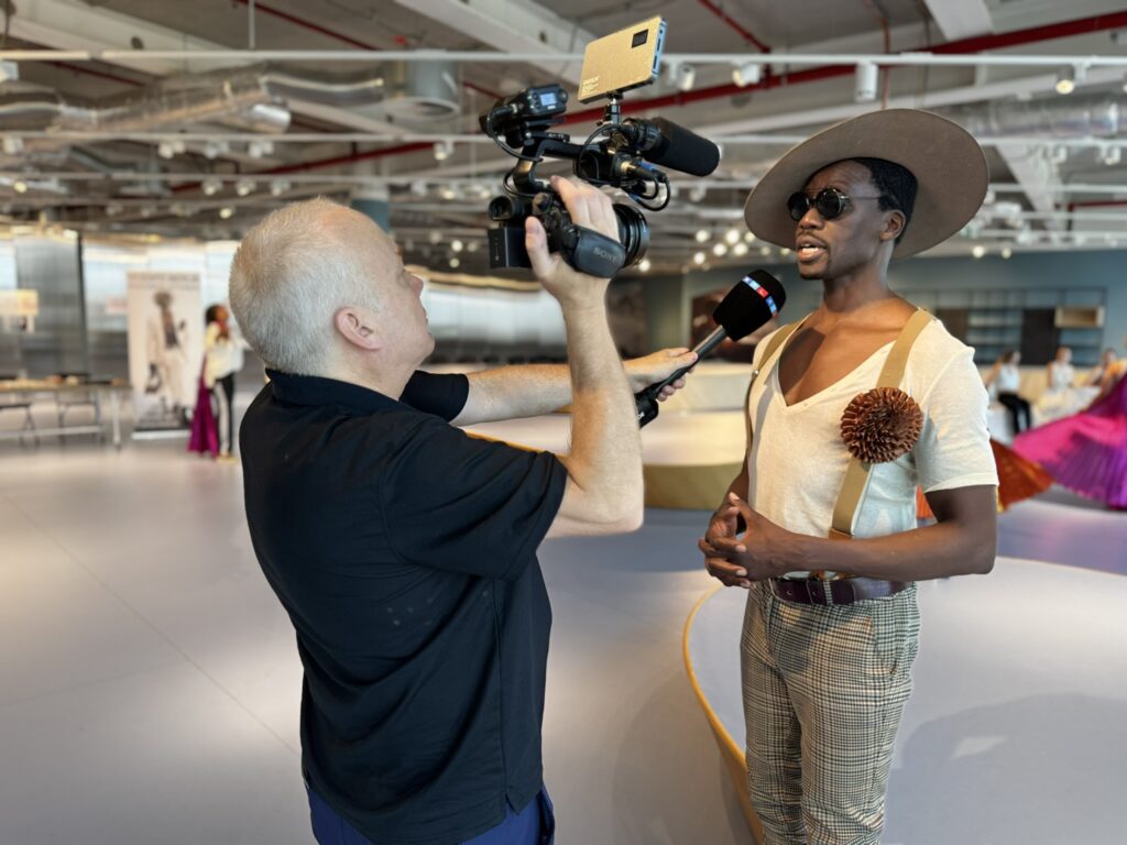 VICENTE Berlin verzauberte Frankfurt – Mode, Magie und große Gefühle 4 Vicente Berlin im Gespräch mit RTL in Frankfurt Copyright: Jane Uhlig / Janes Magazin