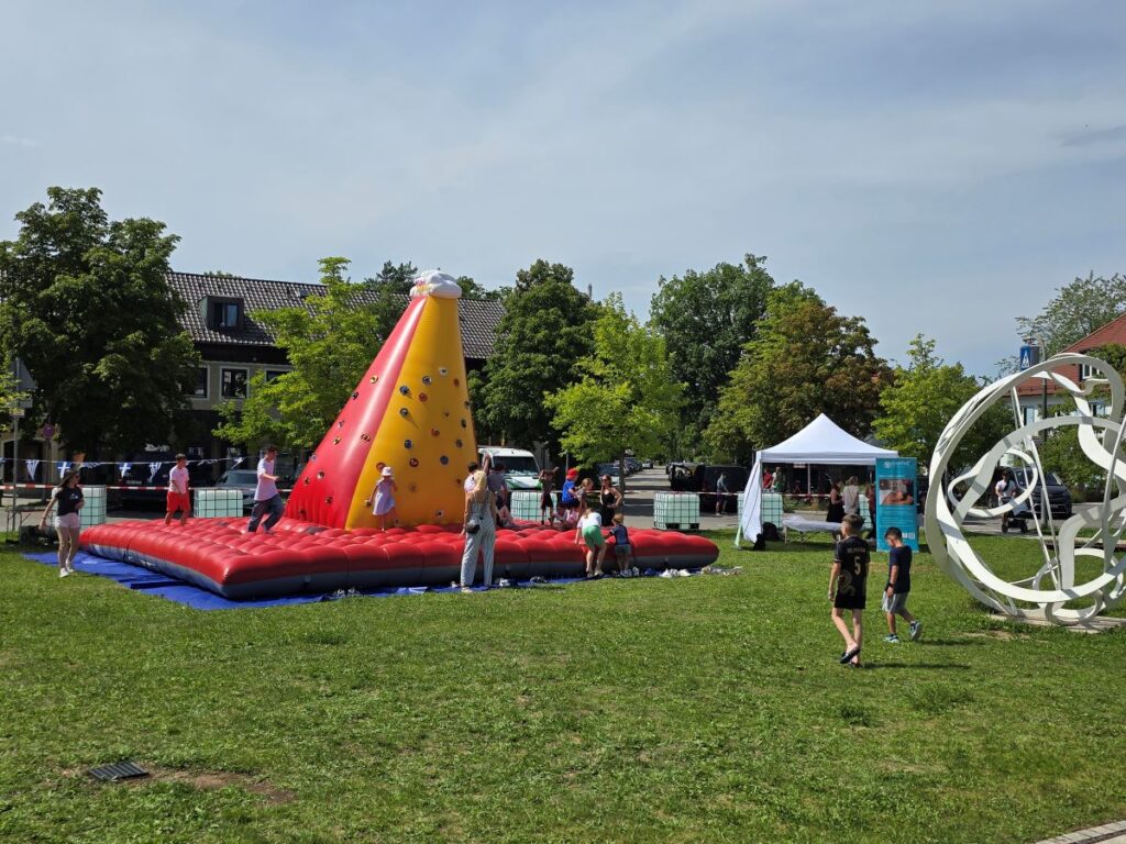 Griechisch-Bayerisches Fest in Haar - Integration und Völkerverständigung 1 Das griechisch-bayerische Fest bot Abwechslung für Jung und Alt. An der Hüpfburg mit Kletterelementen gab es auch für die Kleinsten kein Halten mehr.