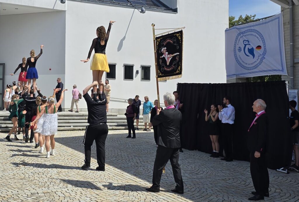 Griechisch-Bayerisches Fest in Haar - Integration und Völkerverständigung 2 Die Tänzerinnen und Tänzer der „Kirnarra“ aus Kirchheim begeisterten die Zuschauer mit ihren akrobatischen Tanz-Choreografien.