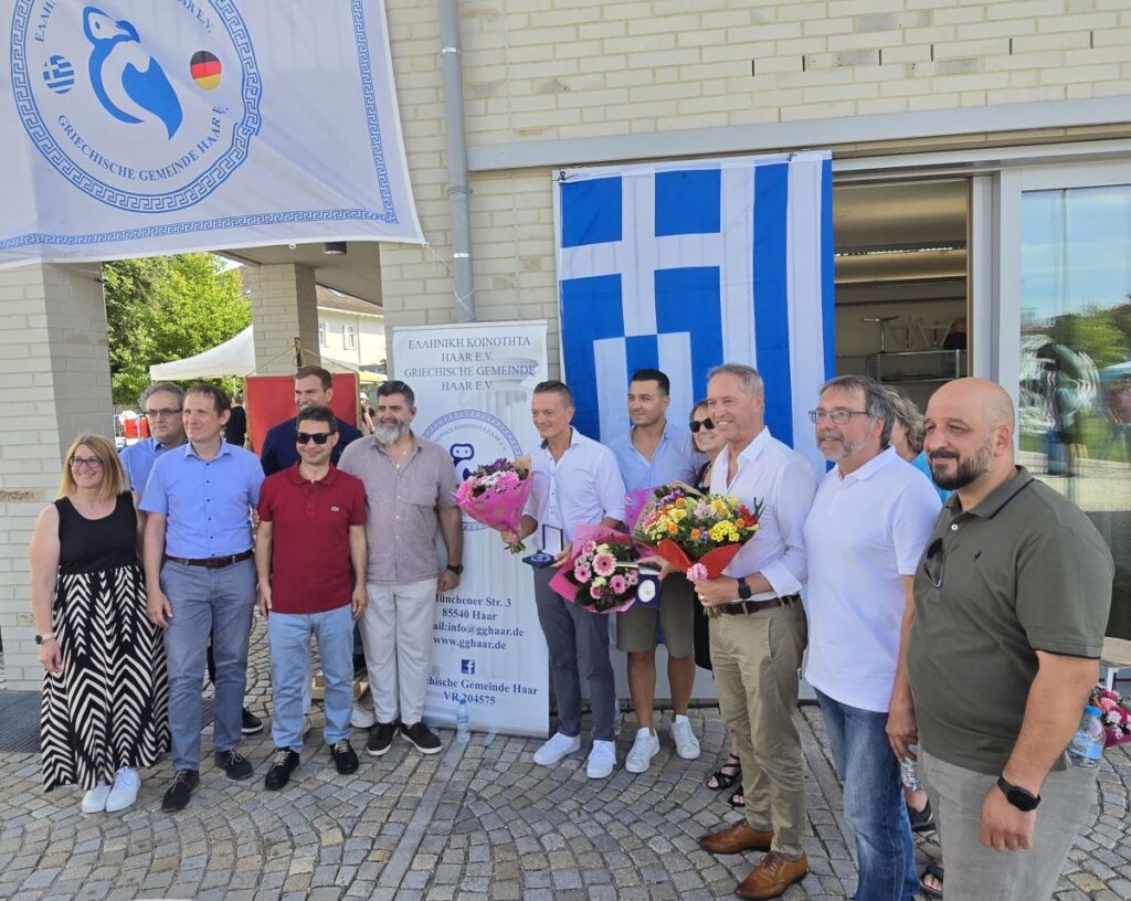 Griechisch-Bayerisches Fest in Haar - Integration und Völkerverständigung 3 Ehrung für nachhaltiges Wirken: Umgeben von Haarer Stadtratsmitgliedern aller Fraktionen wurden der Deutschland-Korrespondent des griechischen öffentlich-rechtlichen Rundfunks Georgios Pappas (3. v.r. vorn) und der bayerische Integrationsbeauftragte Karl Straub (4.v.r. vorn) geehrt.
