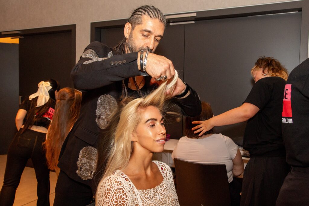 Back-Stage / Star-Friseur Orhan Varli kreierte die Haarfrisur der Moderatorin Jane Uhlig Copyright: Marika Sturm