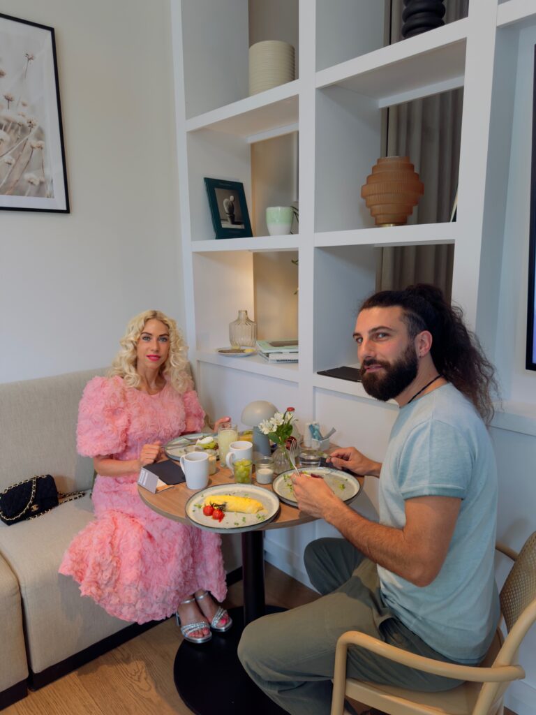 Mein Aufenthalt im „The Level“ im Meliá Düsseldorf – entspannt, persönlich und voller liebevoller Details 5 Jane Uhlig mit Model Alexander Stankowicz im The Level Melia Düsseldorf