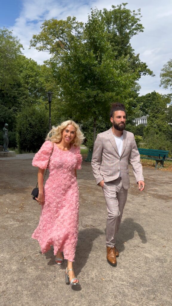 Mein Aufenthalt im „The Level“ im Meliá Düsseldorf – entspannt, persönlich und voller liebevoller Details 2 Jane Uhlig unterwegs mit Model Alexander Stankowicz im Park vor dem Melia Düsseldorf