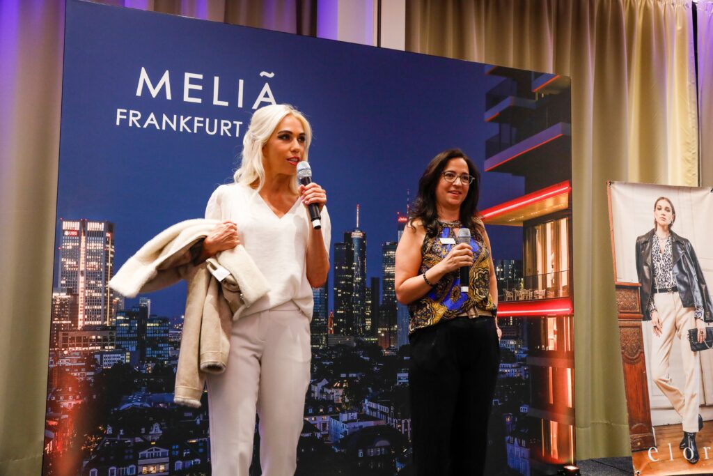 Jane Uhlig, Moderatorin des Abends und Moema Rodriques von ELORA Fashion im Melia Frankfurt City