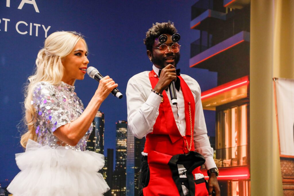 Bastian Becker: „Wirklich berührt hat mich, wie viel Mut auf diesem Laufsteg lag.“ 11 Jane Uhlig mit TV-Star Didi Veron MELIÁ Frankfurt City Elora Fashion Show (Mitte) Copyright: Jane Uhlig PR / Marika Sturm