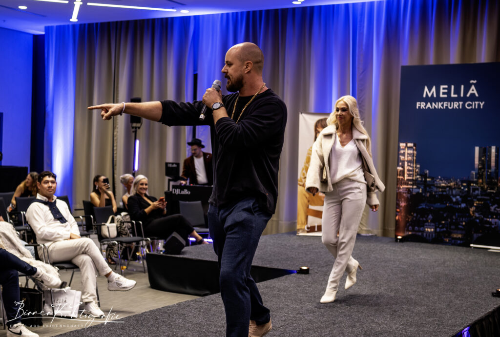 Wie muss ein Model sein? ELORA Fashion Show im MELIÁ Frankfurt City 2 TV-Star und Künstler Marvin Muth sang auf der ELORA Fashion Show 2025 seinen neuen Song vor 500 Gästen - und Moderatorin Jane Uhlig