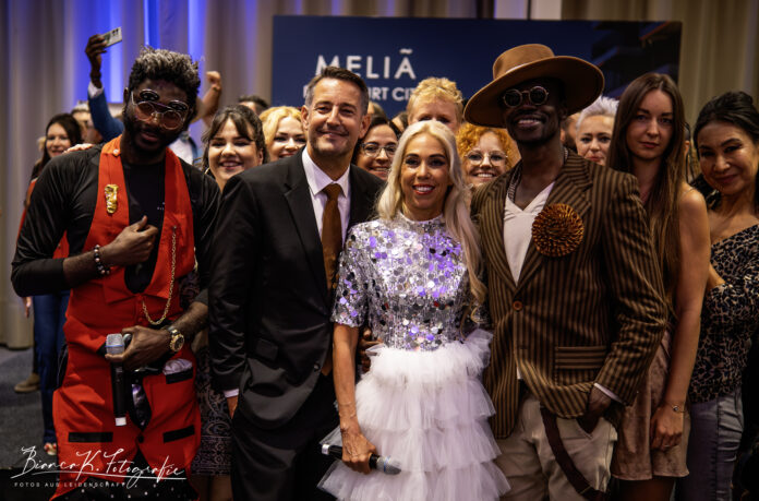 Didi Veron, Fashion Award Gewinner, Bastian Becker, General Manager Melia Frankfurt City, Moderatorin Jane Uhlig, Vicente Berlin und Models copyright: Dirk Gier