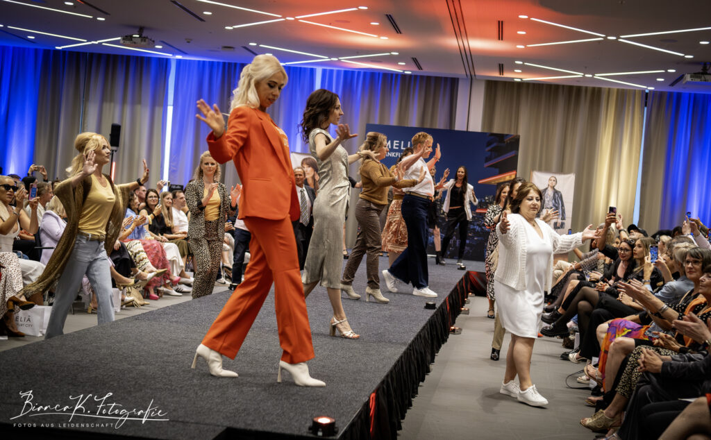 Wie muss ein Model sein? ELORA Fashion Show im MELIÁ Frankfurt City 32 Models tanzen - bringen Stimmung in die Elora Fashion Show ins Melia Frankfurt City Copyright: Dirk Gier