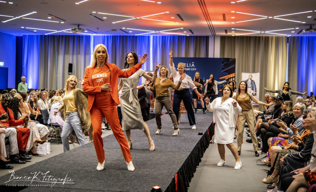 Wie muss ein Model sein? ELORA Fashion Show im MELIÁ Frankfurt City 31 Models tanzen - bringen Stimmung in die Elora Fashion Show ins Melia Frankfurt City Copyright: Dirk Gier