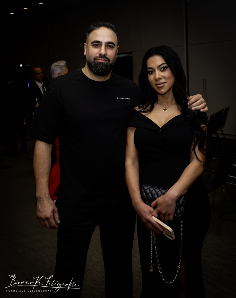 Wie muss ein Model sein? ELORA Fashion Show im MELIÁ Frankfurt City 13 Sammy Taha mit Partnerin, Designer Silverstein Fashion - präsentiert seine Mode auf der Elora Fashion Show Copyright: Dirk Gier