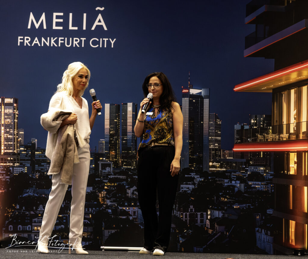 Wie muss ein Model sein? ELORA Fashion Show im MELIÁ Frankfurt City 14 Moderatorin Jane Uhlig, Fashion Event PR-Expertin mit Moema Rodrigues, Elora Fashion Copyright: Dirk Gier