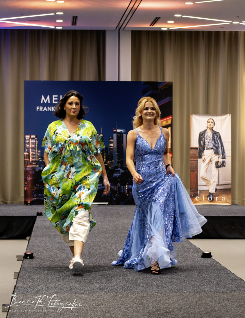 Wie muss ein Model sein? ELORA Fashion Show im MELIÁ Frankfurt City 26 Selina Reinhart, Vitiligo Model, mit Model auf der Elora Fashion Show im Melia Frankfurt City Copyright: Dirk Gier