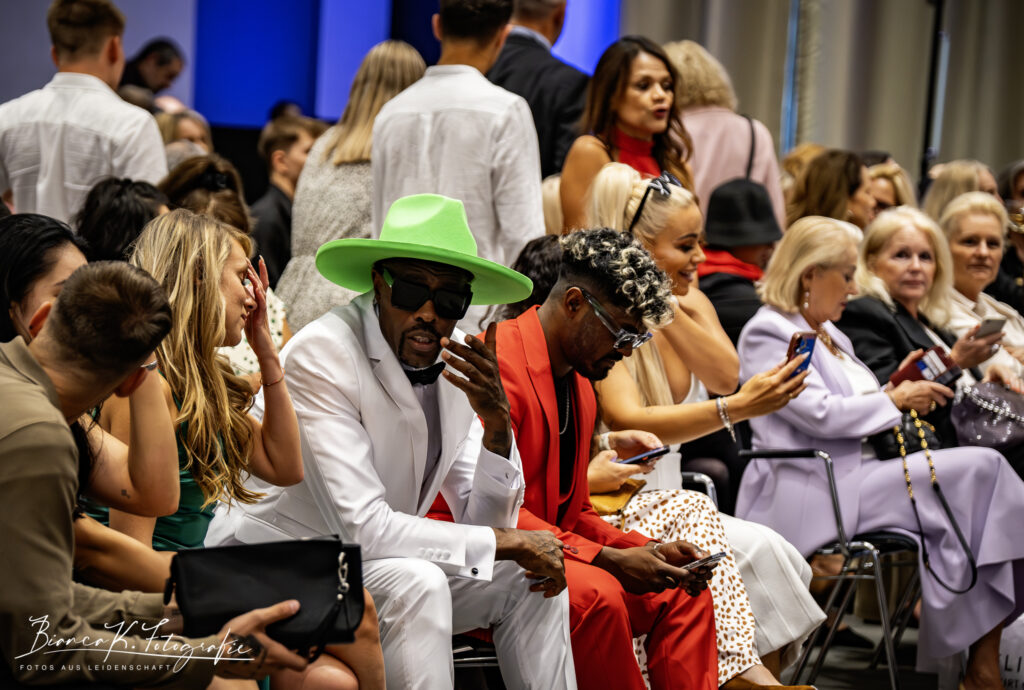 Wie muss ein Model sein? ELORA Fashion Show im MELIÁ Frankfurt City 3 Zahlreiche Prominente kamen zur Elora Fashion Show ins Melia Frankfurt City: Fussball-Star Mohamadou Idrissou & Promi-Dinner-Star Veno Thvince Copyright: Dirk Gier