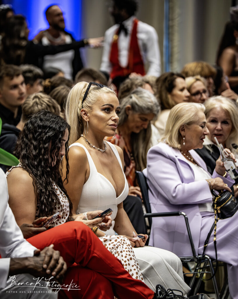 Wie muss ein Model sein? ELORA Fashion Show im MELIÁ Frankfurt City 10 Mehr als 500 Gäste kamen zur Elora Fashion Show Copyright: Dirk Gier