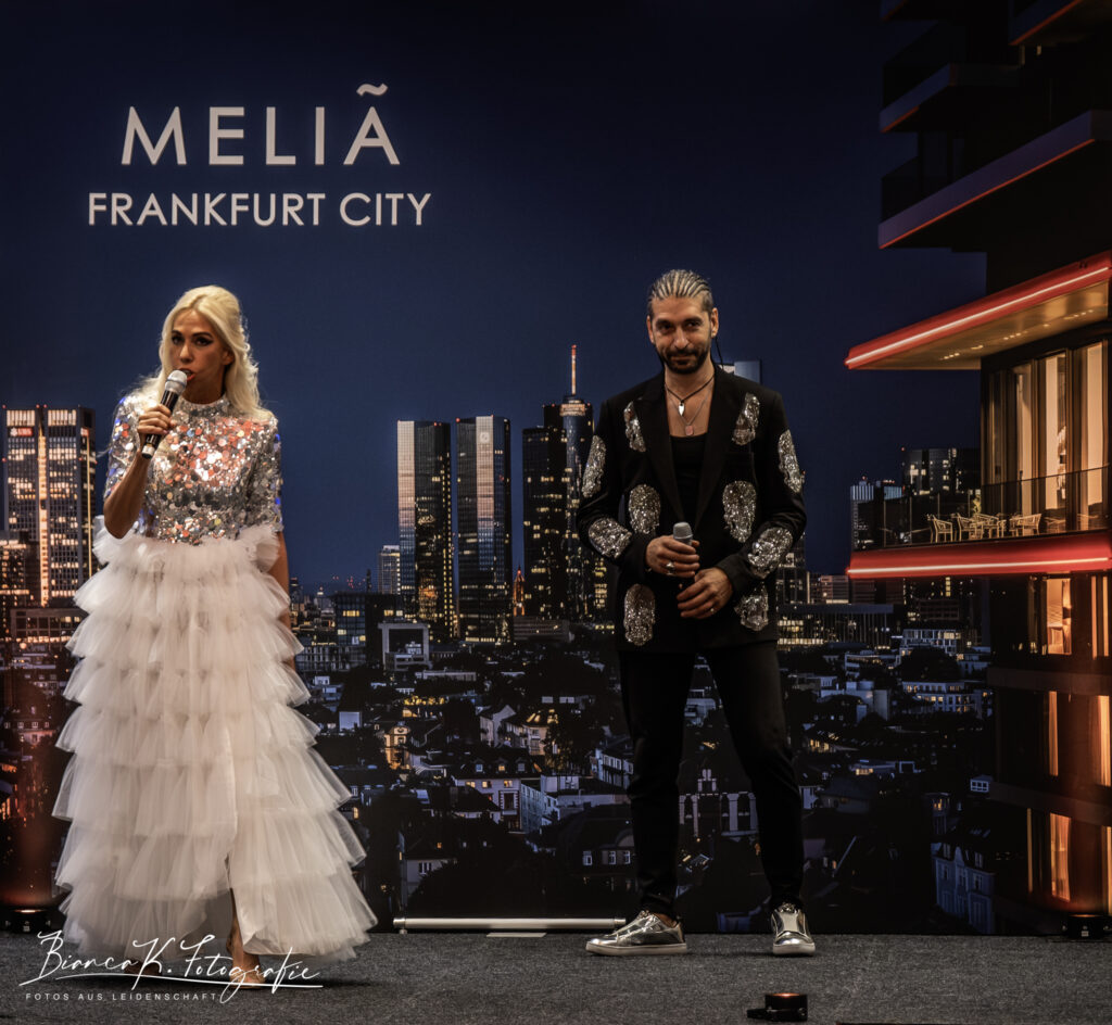 Wie muss ein Model sein? ELORA Fashion Show im MELIÁ Frankfurt City 6 Moderatorin Jane Uhlig wurde frisiert von Star-Friseur Orhan Varli Copyright: Dirk Gier