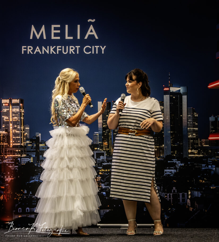 Wie muss ein Model sein? ELORA Fashion Show im MELIÁ Frankfurt City 25 Moderatorin Jane Uhlig mit Influencerin Madleine Elora Fashion Show im Melia Frankfurt City Copyright: Dirk Gier