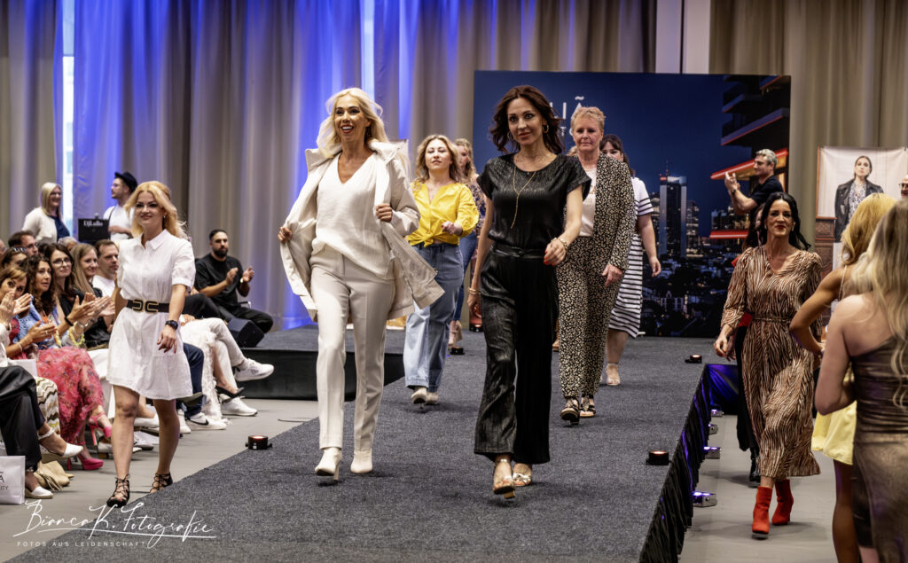 Wie muss ein Model sein? ELORA Fashion Show im MELIÁ Frankfurt City 4 Elora Fashion Show im Melia Franfurt City - Moderatorin und Fashion PR-Event - Expertin Jane Uhlig lief auch mit auf dem Elora Fashion Laufsteg im Melia Frankfurt City Copyright: Dirk Gier