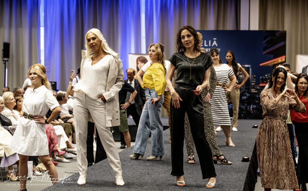 Wie muss ein Model sein? ELORA Fashion Show im MELIÁ Frankfurt City 27 Models - bringen Stimmung in die Elora Fashion Show ins Melia Frankfurt City Copyright: Dirk Gier