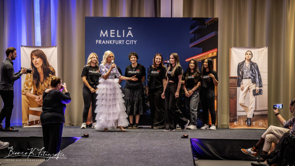 Wie muss ein Model sein? ELORA Fashion Show im MELIÁ Frankfurt City 9 Famous Face Academy verschönerte die Models mit Brigit Bardot-Stil - Moderatorin Jane Uhlig stellte die Visagisten vor
Copyright: Dirk Gier