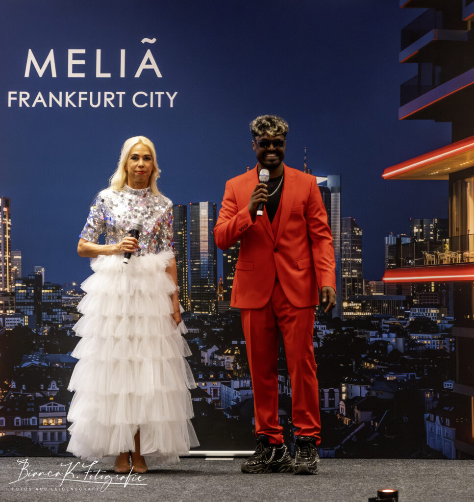 Wie muss ein Model sein? ELORA Fashion Show im MELIÁ Frankfurt City 16 Elora Fashion Show im Melia Frankfurt City: Mohamadou Idrissou & Promi-Dinner-Star Veno Thvince wurde von Moderatorin Jane Uhlig auf die bühne geholt Copyright: Dirk Gier
