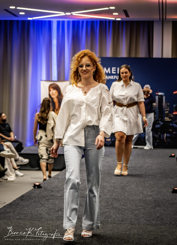 Wie muss ein Model sein? ELORA Fashion Show im MELIÁ Frankfurt City 30 Models - bringen Stimmung in die Elora Fashion Show ins Melia Frankfurt City Copyright: Dirk Gier