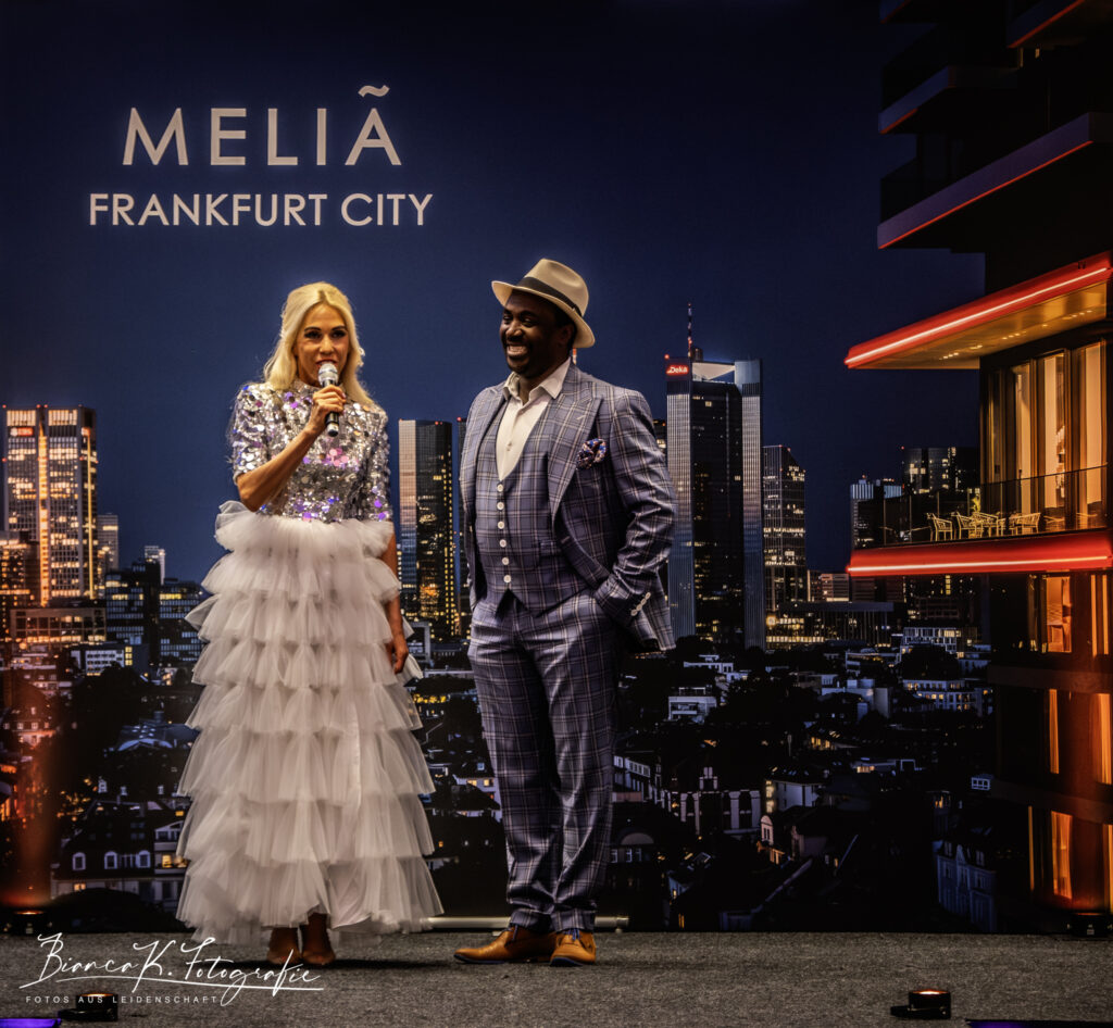 Wie muss ein Model sein? ELORA Fashion Show im MELIÁ Frankfurt City 11 Jacques Sarya stellte seine Mode vor - und sprach auf der Bühne mit Jane Uhlig über Herren-Mode Copyright: Dirk Gier