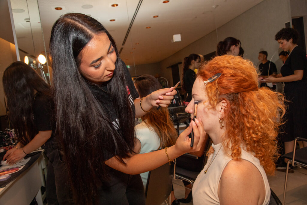 Elora Fashion Show Melia Frankfurt City : Die Models wurden von Famous Face Academy mit einem Brigitte Bardot Look versehen Copyright: Marika Sturm